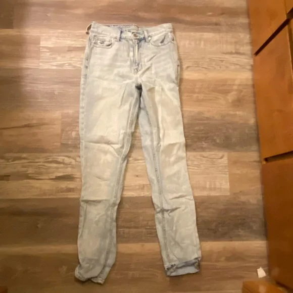 Light wash Mom jeans - Picture 1 of 5